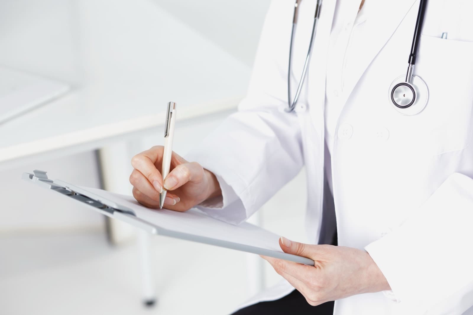 MFA arbeitet am Schreibtisch mit Tarif-Unterlagen