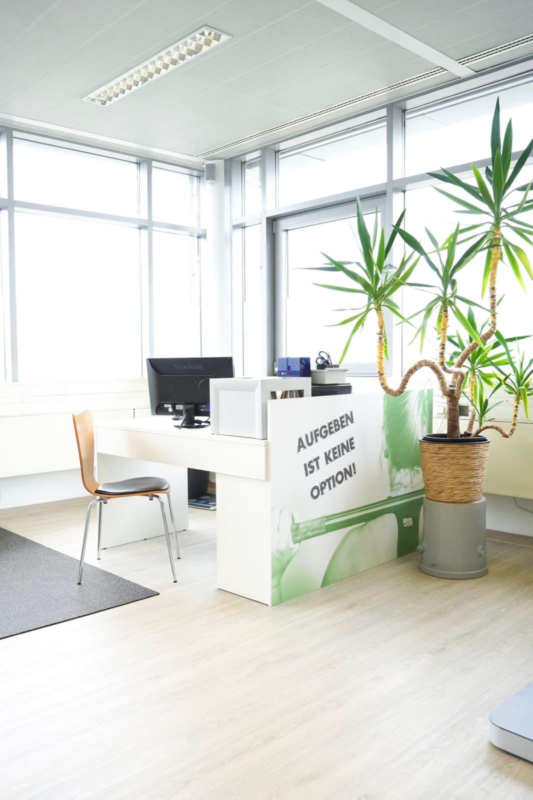 Physiotherapeut bei Krankengymnastik mit Patientin