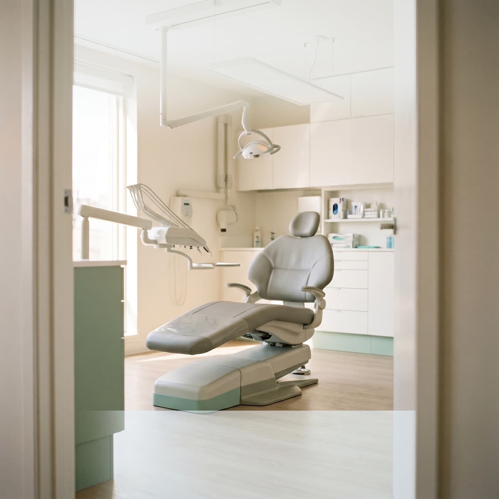 Behandlungsstuhl einer Dentalhygienikerin in moderner Zahnarztpraxis