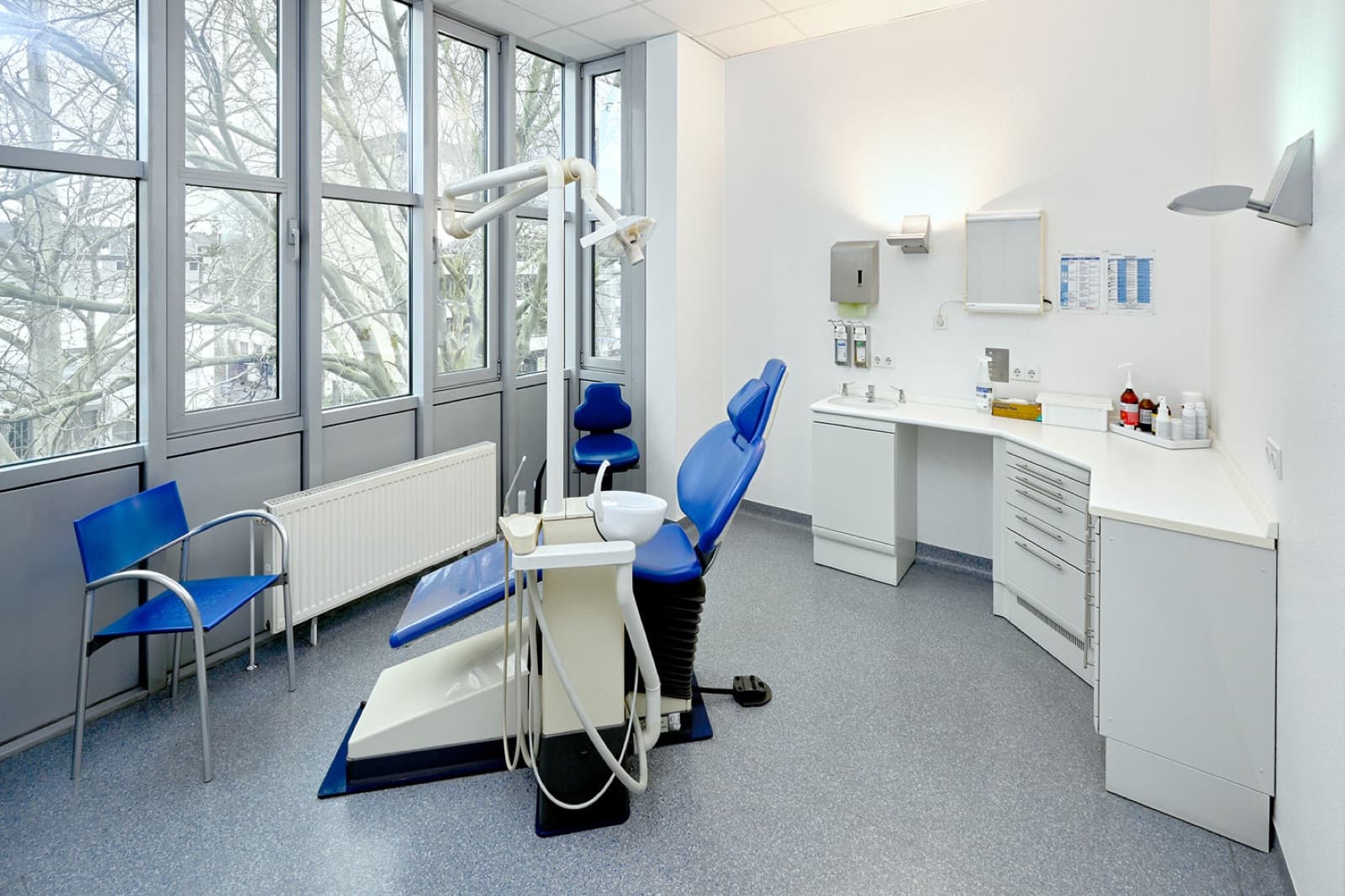 MKG-Behandlungszimmer in einer Zahnarztpraxis