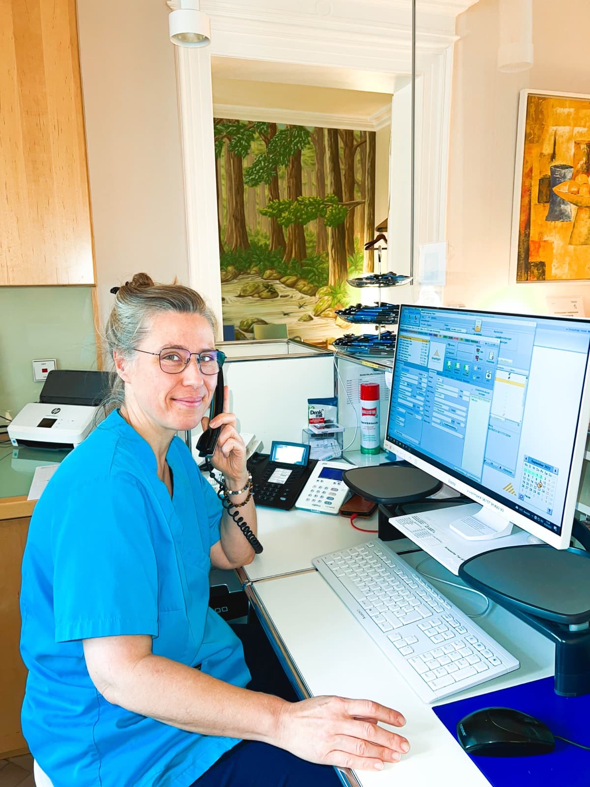 ZFA am Empfang einer Zahnarztpraxis