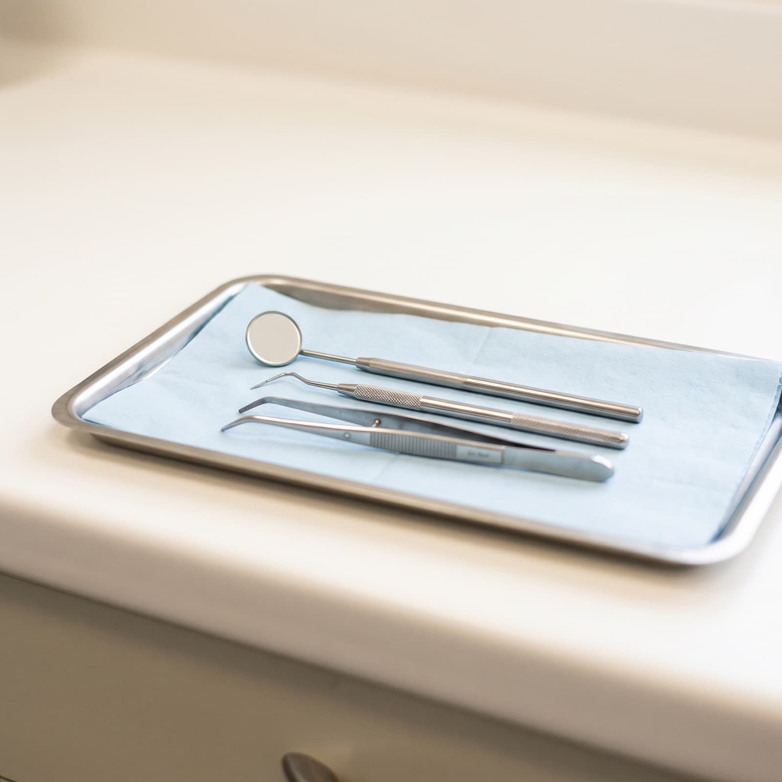 Dentalhygienikerin-Instrumente in einer modernen Zahnarztpraxis