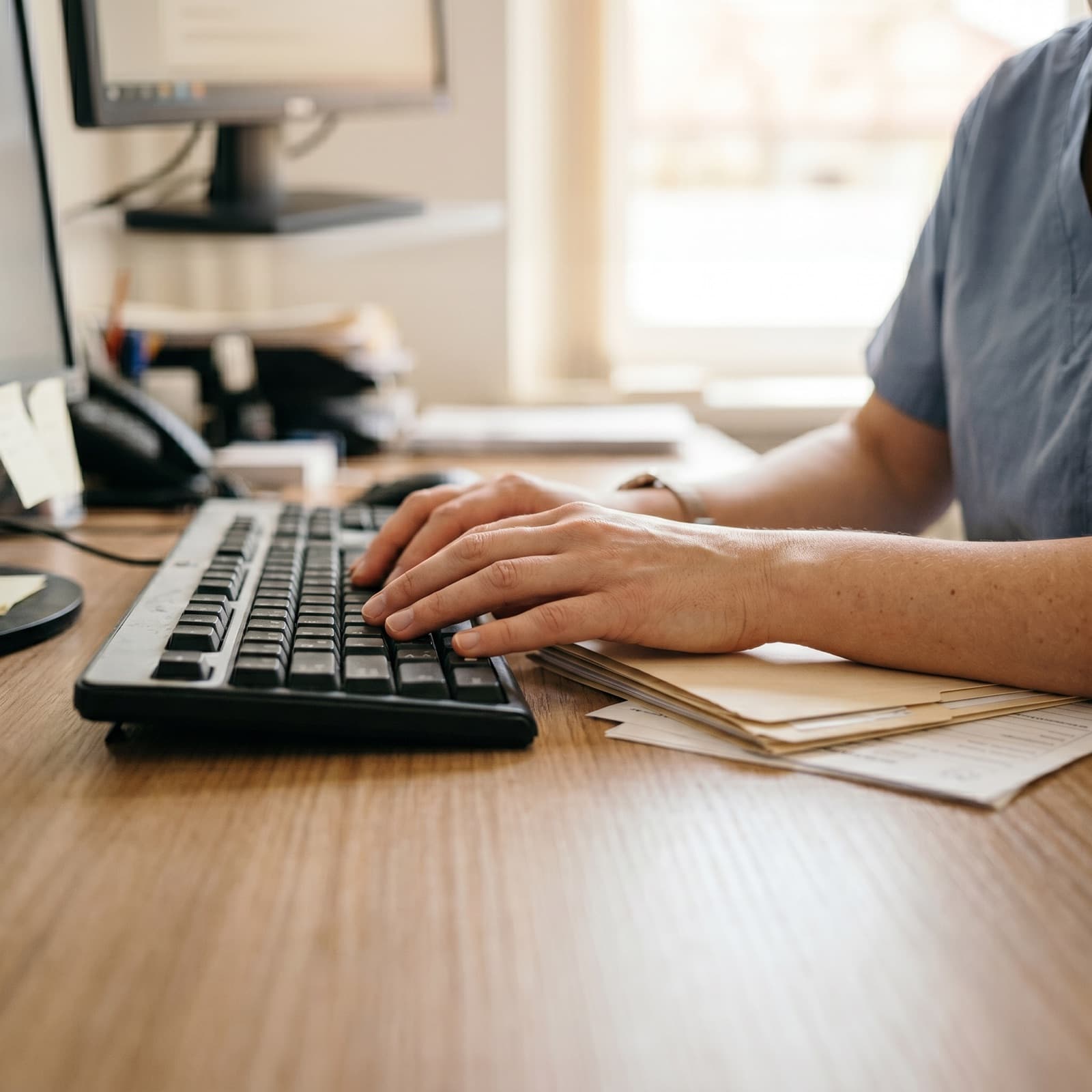 ZFA bei der Verwaltungsarbeit am PC